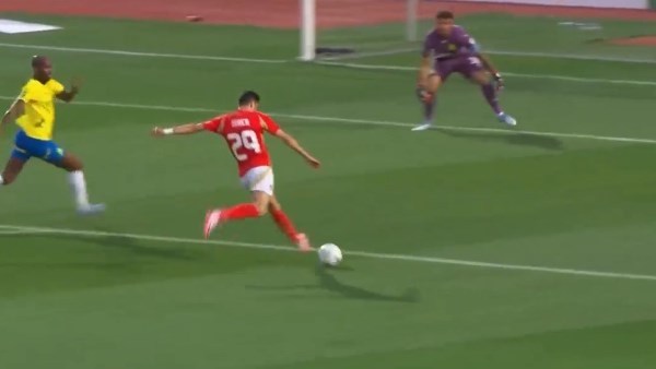 الشوط الأول .. الأهلي تقدم على صن داونز بصاروخية طاهر ويقترب من نهائى أبطال افريقيا