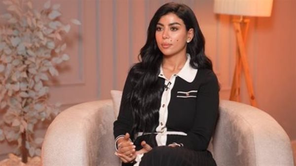 كارولين عزمي: غير راضية على ملابسي وأسعى للتغيير