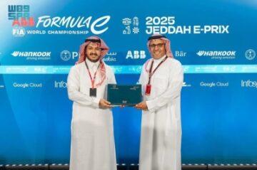 تسليم شارة منتدى الاستثمار الرياضي إلى الاتحاد السعودي للسيارات