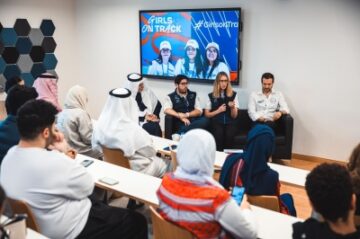 فورمولا إي تلتقي بمجموعة من طلاب الجامعات في جدة