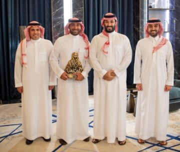 ولي العهد يستقبل يزيد الراجحي لتحقيقه لقب رالي داكار