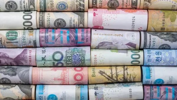 أسعار العملات الأجنبية والعربية في بداية تعاملات اليوم الأربعاء