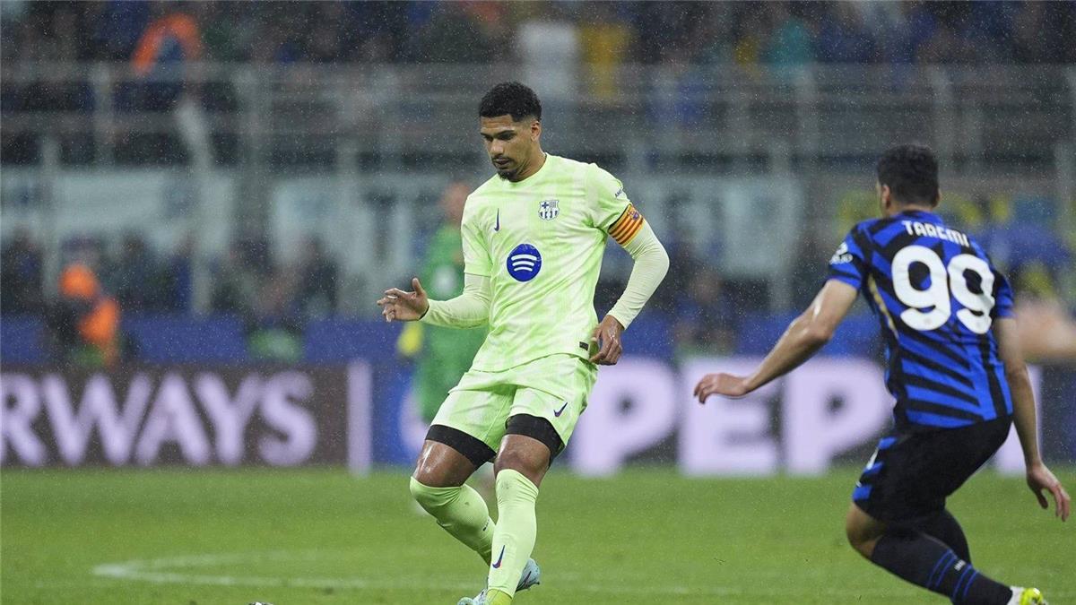 أراوخو ينفعل على صحفي بعد خروج برشلونة من دوري أبطال أوروبا.. ويوجه اتهامًا إلى الحكم