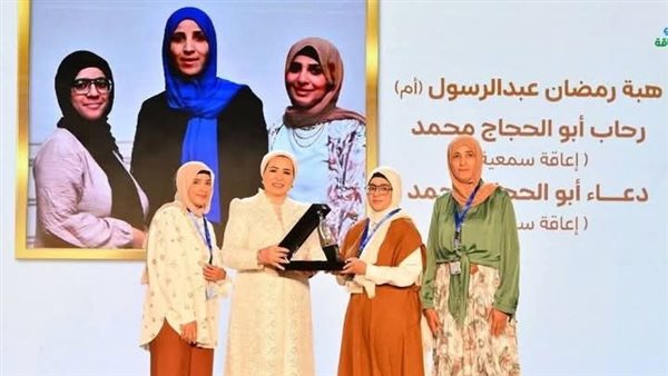 انتصار السيسي تكرم طالبتين من ذوي الهمم في جامعة جنوب الوادي