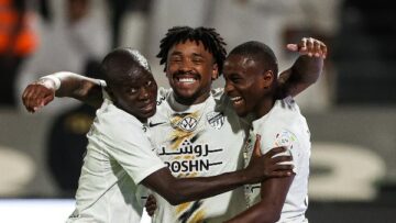 الاتحاد يحسم كلاسيكو الدوري السعودي بثلاثية في مرمى الشباب