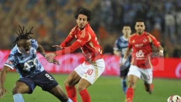 إعلامي : اتجاه داخل الأهلي لتأجيل صفقة الظهير الأيسر