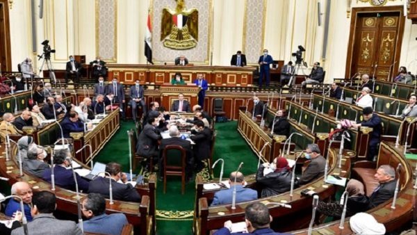 مقترح برلماني بتقليص الإجازات الرسمية لتأثيرها علي الاقتصاد المصري.. التفاصيل الكاملة