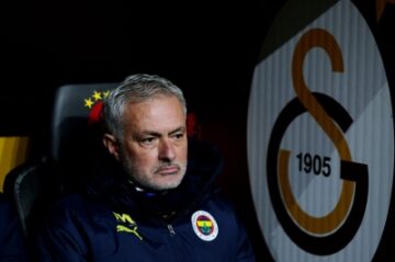مورينيو يقترب من تدريب الهلال بعد إقالة جيسوس