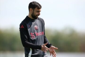 مانشستر يونايتد يكشف موقفه من عرض الهلال لضم فيرنانديز