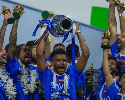 عروض مغرية تدفع البليهي للتفكير في الرحيل عن الهلال
