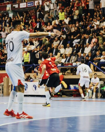 الأهلي يواصل دهس الزمالك في اليد وينتزع كأس الكؤوس الأفريقية